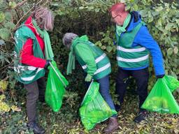 Vrijwilligers maken kilometers aan rivier schoon: 'Schokkend zoveel afval'