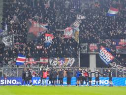 Spelers vieren feest met de meegereisde supporters uit Tilburg (Foto: Orange Pictures).