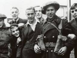 Poolse soldaten vieren feest op straat na de bevrijding van Breda, 30 oktober 1944 (foto: Stadsarchief Breda)