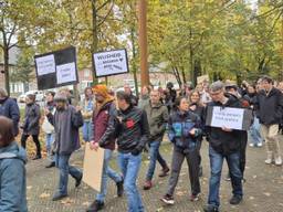 Een protest in Tilburg tegen de onderwijsbezuinigingen (foto: Collin Beijk).
