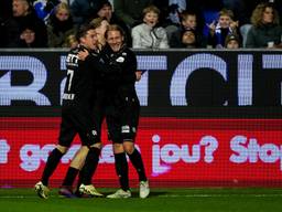 Ringo Meerveld viert de overwinning met zijn ploeggenoten (Foto: Orange Pictures).