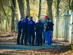 Dronken overlastgevende jongeren zijn buiten de Eftelingpoort gezet (foto: SQVision)