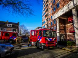 Man steekt barbecue aan op elfde etage, brandweer rukt met zes wagens uit