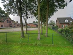 Het huis van Paul (rechts) en de buurman die zijn stal wil uitbreiden (Bron: Google Maps Streetview).