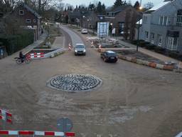 Verkeersdeelnemers slaan meteen linksaf in plaats van de rotonde driekwart te nemen (Foto: Roy van Brink)