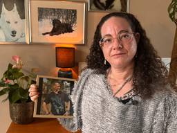 Jessica met een foto van haar overleden man Max (foto: Jan Peels)