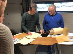De twee ondernemers bekijken het nieuwe textiel (foto: Millvision).