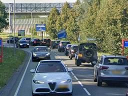 Verkeersdrukte op de toegangsweg naar Prinsenbeek (beeld: Google Maps).