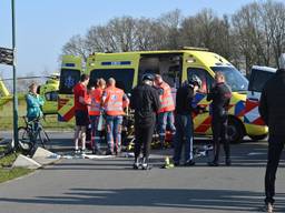 Een wielerenner is zwaargewond geraakt bij een aanrijding met een auto in Rijsbergen.