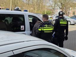 Steekpartij in flat, gewonde man met spoed naar ziekenhuis