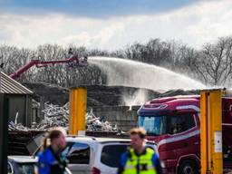 N279 dicht door brand in metershoge afvalberg