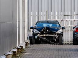 De auto is zwaar beschadigd gevonden in de Herasstraat (foto: Jack Brekelmans Persburo BMS).