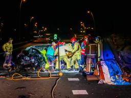 Inzittenden bekneld bij flinke botsing op snelweg