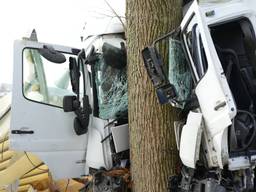 Vrachtwagen botst frontaal op boom