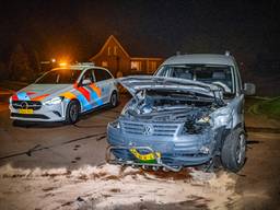 De auto's raakten flink beschadigd bij de frontale botsing (foto: Lucas Lammers / Persbureau Heitink).
