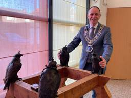 Burgemeester Ederveen in de raadszaal (Foto: René van Hoof)