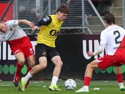 Jens Toornstra van FC Utrecht, Leo Sauer van NAC Breda en Siebe Horemans in een duel (foto: Orange Pictures).
