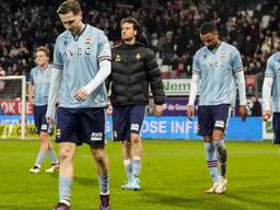 De spelers van Willem II druipen af na en forse nederlaag tegen Sparta (foto: ANP)