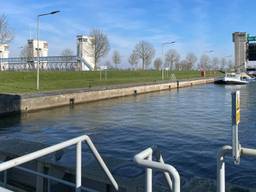 Sluis bij Lith nog weken dicht na aanvaring met schip