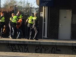 Agenten arresteren een man op het station Oss-West (foto: Omroep Brabant).