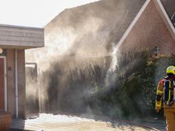 Onkruid wegbranden gaat mis: grote schade bij huis en tuinhuis