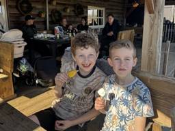 Cas (links) en Vinz genieten van een ijsje op het terras (foto Lav Lukac).