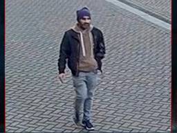 De man die wordt verdacht van aanranding van een 14-jarig meisje vol in beeld (foto: Politie/Opsporing Verzocht).