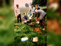 Grondeigenaar Jan Smeekens schept een bak vol Niemandszand (foto: Heemkundekring Amalia van Solms)