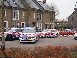 Politie massaal aanwezig na schietpartij op de Loevensteinlaan (foto: Jeroen Stuve/Persbureau Heitink).