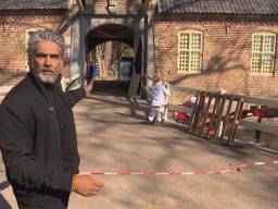 Soenil Bahadoer bij de ingang van het poortgebouw waar zijn nieuwe restaurant komt (foto: Omroep Brabant).