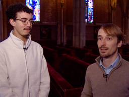 Amjad (links) en Jordi (rechts) in de Sint Catharinakerk in Eindhoven.
