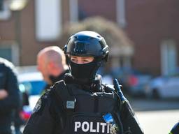 Verwarde vrouw steekt matras in brand en bedreigt agenten met mes