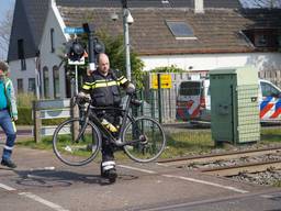Wielrenner valt bij spoorwegovergang en wordt aangereden door trein