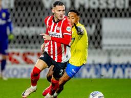Lucas Pérez in actie tegen RKC Waalwijk (foto: ANP).