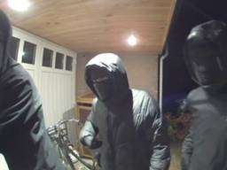De overvallers voor het huis van Bart en Sara (beeld: Opsporing Verzocht).