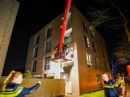 Bewoners moesten naar beneden gehaald worden met een hoogwerker (foto: Persbureau Heitink).