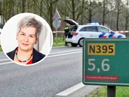 Riet Fiddelaars-Jaspers (in het rondje, foto: Hilde Harshagen. Op de achtergrond de plek van het ongeval op de N395, foto: Persbureau Heitink).