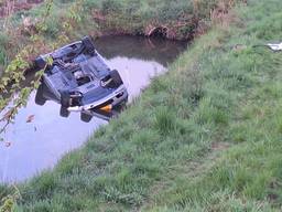 Auto ondersteboven in sloot, inzittende overleden