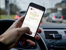 Afleiding is een belangrijke oorzaak van het aantal verkeersslachtoffers (foto: ANP).