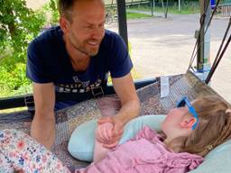 Rob Berkers met dochter Elsa bij het huifbedrijden (Foto: via Rob Berkers)