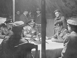 Montgomery (met zwarte baret) met hoge Duitse officieren op 4 mei 1945 (foto: archief)