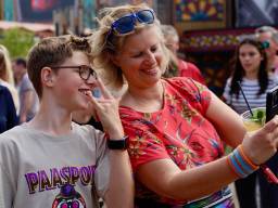Chris is voor het eerst een weekend mee naar Paaspop met zijn moeder (foto: Lobke Kapteijns).