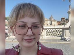 Joy Cremers met op de achtergrond Vaticaanstad (foto: Joy Cremers).