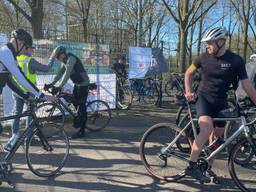 Wielrenners klaar voor de start (foto: René van Hoof)