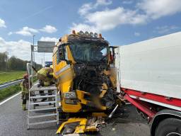 Chauffeur bekneld bij botsing tussen vrachtwagens op de A59, snelweg dicht