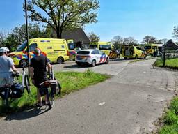 Frontale botsing tussen scooter en wielrenners, vier gewonden