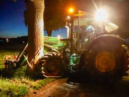 Tractor en bestelbus botsen, bestuurder gewond