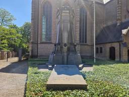 Het citadelmonument voor de kerk in Ginneken met het graf van Chasse (foto: Henk van Ingen/Omroep Brabant).