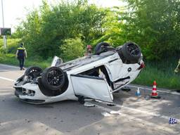 Man zwaargewond nadat hij met auto lantaarnpalen ramt en over de kop slaat