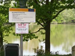 Het waarschuwingsbord bij het meertje (foto: Jan Peels).